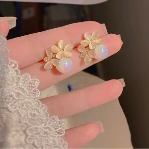 Silver earrings with flowers and stone